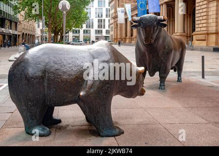 Un oso metálico y estatuas de toros en el parque frente a la bolsa de Frankfurt Foto de stock