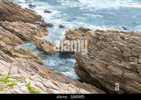 La península de Quiberon, en Bretaña, hermoso paisaje marino del océano, la rocosa Cote sauvage Foto de stock