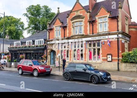 Whalley Lancashire, tienda de ropa de jaque mate y bar de vinos Whalley en King Street en este pueblo de Ribble Valley, Inglaterra, Reino Unido, verano de 2022 Foto de stock