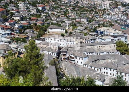 Gjirokaster, Albania - 10 de septiembre de 2022: Vista de la calle del centro de la ciudad desde arriba en el día con tejados y personas en las calles en Gjirokaster, una UNESCO Foto de stock