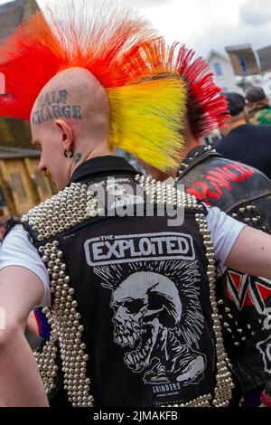 Blackpool Rebellion Festival Punk moda la ropa, peinados, modificaciones  corporales estilo punk chaquetas, denim y subcultura de cuero. Estos  estilos llevaban lemas, no logotipos y están modelados en bandas como la  explotada