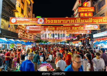 Gente en las calles de Chinatown para el Año Nuevo Chino en Bangkok, Tailandia Foto de stock