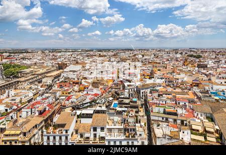 Vista panorámica de Sevilla desde lo alto de la Giralda.