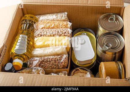 Juego de supervivencia de alimentos no perecederos en caja de cartón  Fotografía de stock - Alamy