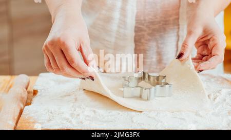 mujer hornear galletas cortador utensilios de masa de pastelería Foto de stock