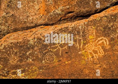 Petroglifos en el afloramiento del tuff, salida del sol, Distrito Arqueológico Mt Irish, Locus Occidental, Monumento Nacional Basin and Range, Nevada, EE.UU Foto de stock