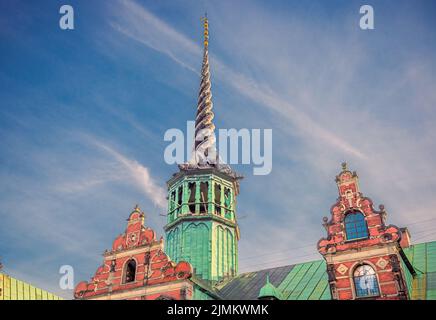 Torre con aguja en el techo de la antigua Bolsa de Valores BÃ¸rsen coronada con cuatro colas de dragón entrelazadas. Copenhague, Dinamarca Foto de stock