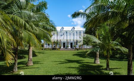 Le Chateau de Bel Ombre Mauritius, antiguo castillo en un jardín tropical en Mauricio Foto de stock