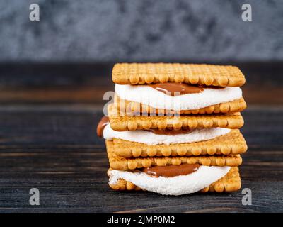 Smores, sándwiches de malvavisco - galletas de chocolate dulce tradicionales americanas Foto de stock
