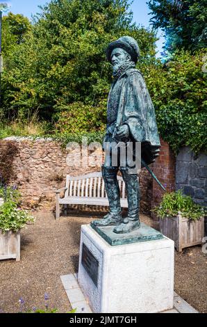 La estatua de Sir Walter Raleigh en East Budleigh. Foto de stock