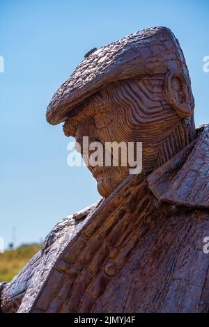 SCARBOROUGH, NORTH YORKSHIRE, Reino Unido - JULIO 18: Freddie Gilroy y la estatua de Belsen Stragglers en Scarborough, North Yorkshire on Foto de stock