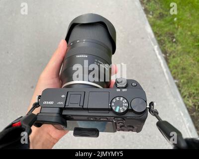 Primer plano de la cámara Sony Alpha 6400 mirrorless Fotografía de stock -  Alamy