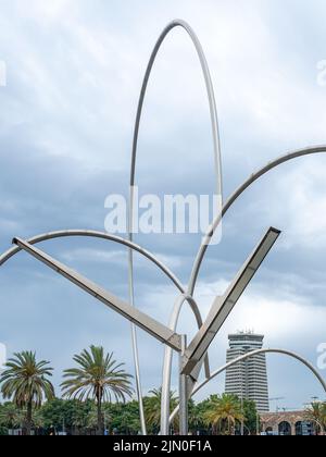 Obra de arte llamada 'Onades' (Onades) por Andreu Alfaro Hernández. La escultura está cerca del Museo Marítimo de Barcelona Foto de stock