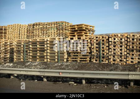 Almacén de palets de madera. Muchas tablas. Almacén en carretera. Foto de stock
