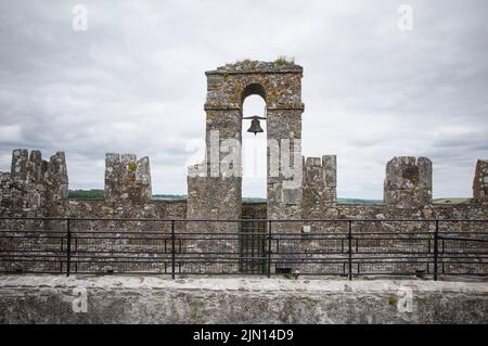 BLARNEY, IRLANDA. 13 DE JUNIO DE 2022. Alarma Bell en el techo del destruido Castillo Blarney Foto de stock