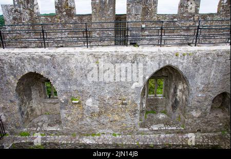 BLARNEY, IRLANDA. 13 DE JUNIO DE 2022. Vista interior del destruido Castillo de Blarney Foto de stock