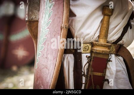 Módena, Italia. 10th de Sep de 2016. Gladius y escudo romano. Crédito: Independent Photo Agency/Alamy Live News