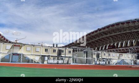 Lhasa. 9th de Ago de 2022. Una foto tomada el 9 de agosto de 2022 muestra un hospital improvisado construido en un centro deportivo en Lhasa, en la Región Autónoma del Tíbet, en el suroeste de China. La Región Autónoma del Tíbet ha construido tres hospitales improvisados en las ciudades de Lhasa, Xigaze y Qamdo para alojar a portadores asintomáticos de COVID-19 y a aquellos con síntomas leves. Crédito: Jigme Dorje/Xinhua/Alamy Live News Foto de stock