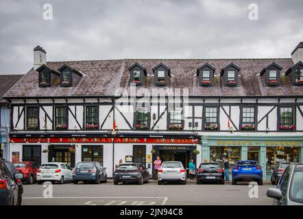BLARNEY, IRLANDA. 13 DE JUNIO DE 2022. Pequeños restaurantes en la plaza de la ciudad, condado de Cork Foto de stock