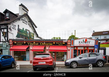 BLARNEY, IRLANDA. 13 DE JUNIO DE 2022. Pequeños restaurantes en la plaza de la ciudad, condado de Cork Foto de stock