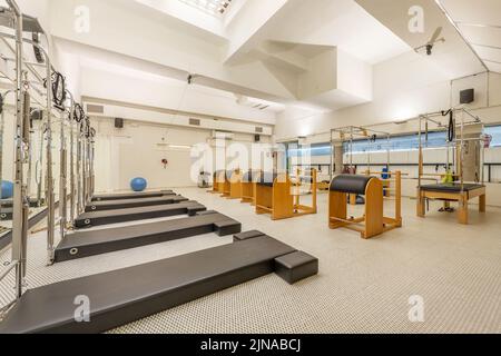 Vacía por un gimnasio con diversos aparatos de ejercicios Fotografía de  stock - Alamy