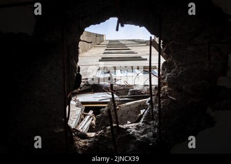 Kharkiv, Ucrania. 01st de Ago de 2022. Un agujero debido a una concha golpeó el techo de un edificio de apartamentos. Casas destruidas y dañadas en las calles de Kharkiv como resultado del bombardeo de invasores rusos. (Foto de Mykhaylo Palinchak/SOPA Images/Sipa USA) Crédito: SIPA USA/Alamy Live News Foto de stock