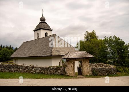 La Iglesia de Santa Catalina no muy lejos de Vintgar garganta. Eslovenia. Foto de stock