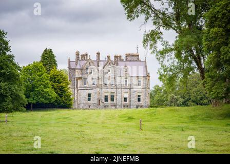 BLARNEY, IRLANDA. 13 DE JUNIO DE 2022. Blarney House en el condado de Cork vista al jardín Foto de stock