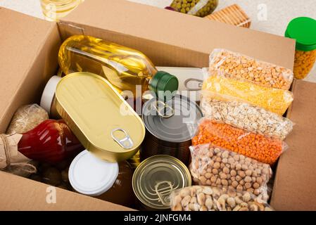 Juego de supervivencia de alimentos no perecederos en caja de cartón  Fotografía de stock - Alamy