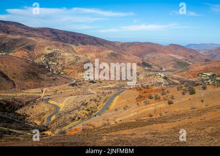 Carreteras curvas en las montañas rif en Marruecos cerca de la ciudad de Al Hoceima Foto de stock