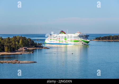 La mañana temprano Tallink Silja Line Ferry Megastar (alimentado por GNL) desde Tallinn, Estonia, rodeando la isla Pihlajasaari en las afueras de HE Foto de stock