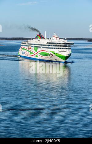 La mañana temprano Tallink Silja Line Ferry Megastar (alimentado por GNL) desde Tallinn, Estonia, rodeando la isla Pihlajasaari en las afueras de HE Foto de stock