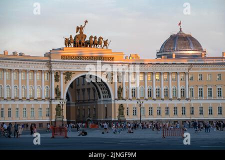 SAN PETERSBURGO, RUSIA - 04 DE JULIO de 2022: Plaza del Palacio en una noche blanca. San Petersburgo Foto de stock