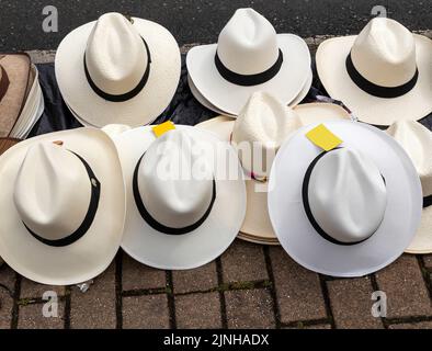 Tienda de vitrería de sombreros tradicionales colombianos Fotografía de  stock - Alamy