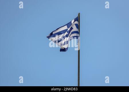 Bandera de Grecia en la antigua fortaleza veneciana en la ciudad de Corfú en una isla griega de Corfú Foto de stock