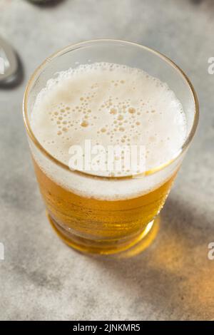 Cerveza fría refrescante en un vaso corto Foto de stock