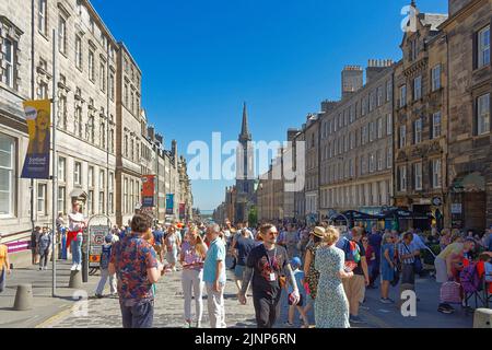 Edimburgo, Escocia, 11 de agosto de 2022 Festival Fringe en la Royal Mile Un gran grupo de visitantes y turistas Foto de stock