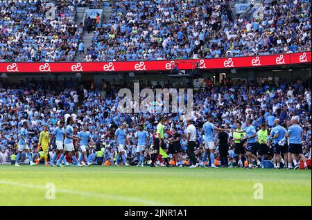 Los jugadores de Manchester City y Bournemouth salen del campo para tomar algo durante el partido de la Premier League en el Etihad Stadium, Manchester. Fecha de la foto: Sábado 13 de agosto de 2022. Foto de stock