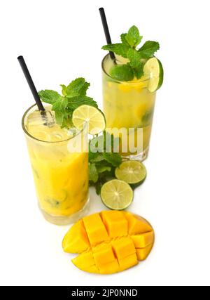 Mojito de mango en copas de bola alta con mango cortado aislado sobre fondo blanco Foto de stock