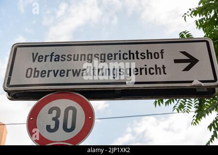 Muenster, Alemania, 9 de julio de 2022 El letrero de la calle muestra el camino al tribunal constitucional en el centro de la ciudad Foto de stock