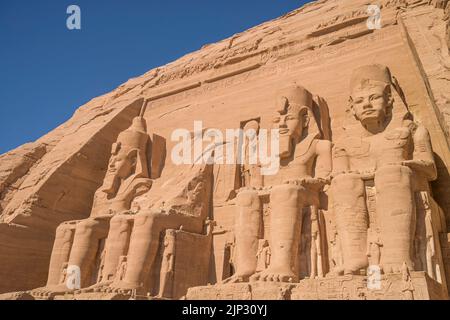 Statuen Pharao Ramses II, Felsentempel Abu Simbel, Ägypten Foto de stock