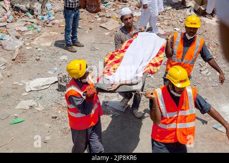 El derrumbe afortunado del edificio, llevando a los muertos en la camilla, Mumbra, Bombay, Mumbai, Maharashtra, India Foto de stock