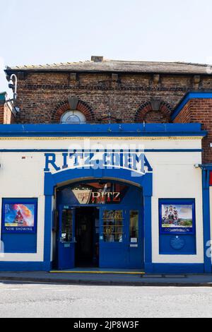 El histórico cine Ritz, en uso desde 1912, el cine independiente más antiguo. Westgate, Thirsk, North Yorkshire, Inglaterra. Foto de stock