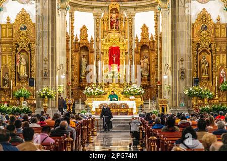 Un servicio que tiene lugar dentro de la Parroquia San Juan Bautista en Coyoacan, Ciudad de México, México Foto de stock