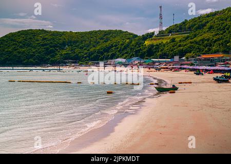 Tawaen Beach en la isla Larn (Koh Larn). Hermoso del mar en Chonburi, Tailandia. Foto de stock