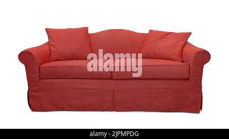 Sofá rojo con dos almohadas aisladas sobre fondo blanco. Sofá rojo de estilo clásico con tapizado Foto de stock