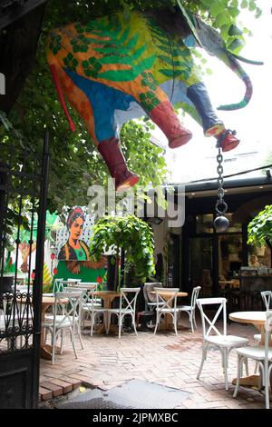 Belgrado-Serbia - 28 de mayo de 2022: Café en la calle Blaznavac terraza café con sillas y mesas en Dorcol - zona llena de bares y restaurantes para ir Foto de stock