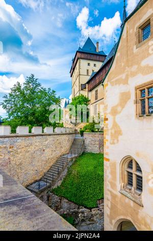 Vista del famoso castillo Karlstejn, república Checa. Castillo construido en estilo gótico por el rey y emperador de la subida romana, Carlos IV. Herita histórica checa Foto de stock