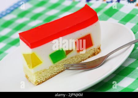 Tarta de queso con piezas coloridas de jalea de frutas, primer plano Foto de stock