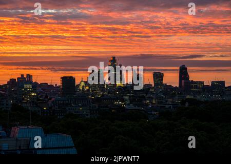 Salida del sol de la ciudad de Londres vista aérea impresionante horizonte Foto de stock